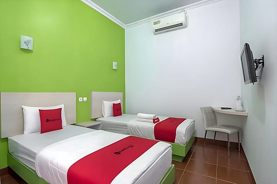 RedDoorz Plus near Alun Alun Kuningan