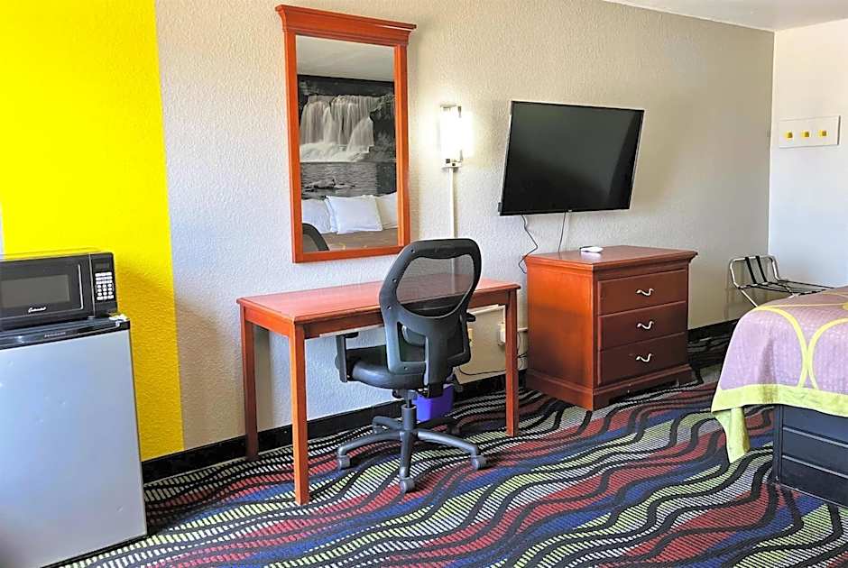 Super 8 by Wyndham Vincennes