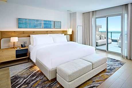 James, Presidential Suite, 1 King, Lake view, Terrace