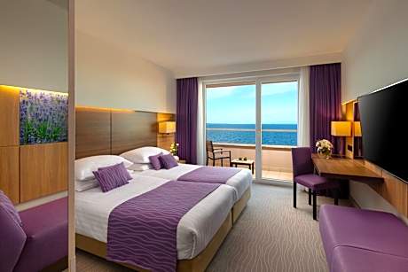 Standard Twin Room with Balcony and Sea View