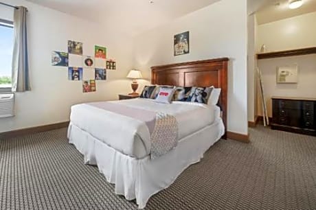 The Elvis Presley Room (with King Bed)
