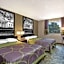 Super 8 by Wyndham Waldorf