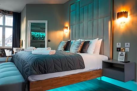 Superior-King-Ensuite with Shower-City view