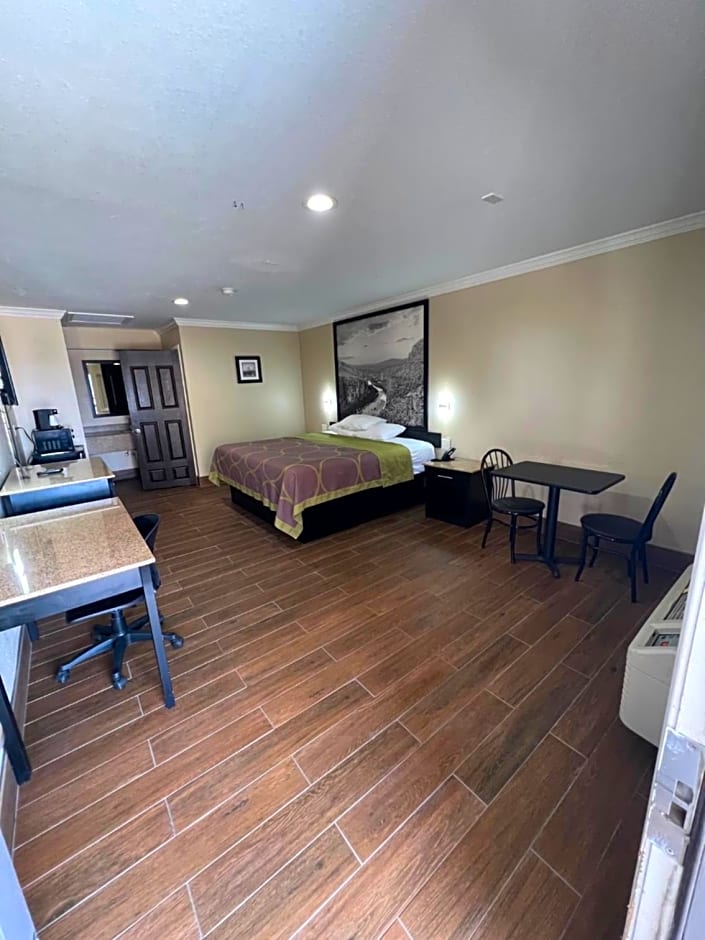 Super 8 by Wyndham McAllen-Downtown City Center-Plaza Mall-Airport