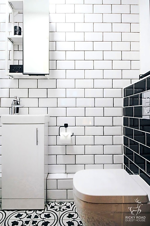 Ricky Road Guest House - Premium