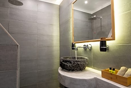 Deluxe Suite with Plunge Pool and Sea View