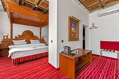 Super Deluxe Family Room