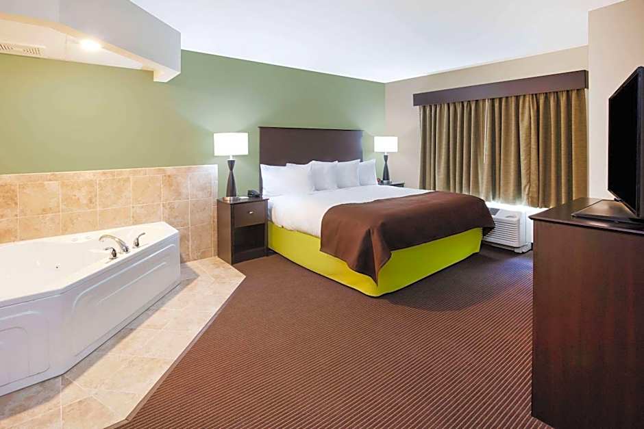 AmericInn by Wyndham DeWitt