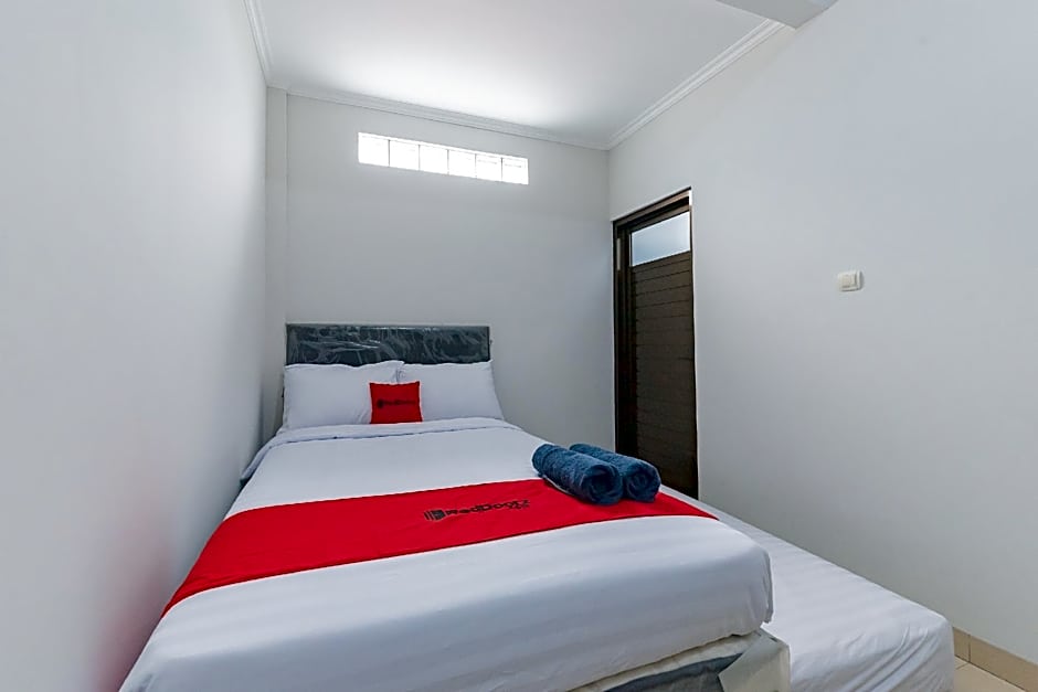 RedDoorz near Kiara Artha Park