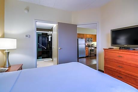 Two-Bedroom Queen Suite