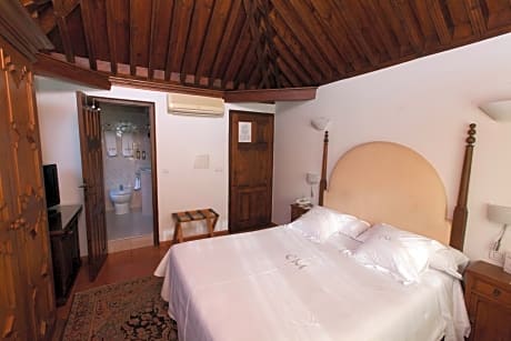 Deluxe Double Room with lateral Alhambra view