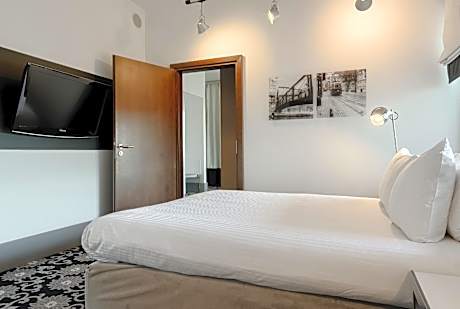 King Suite with River View - Terrace Access/Top Floor