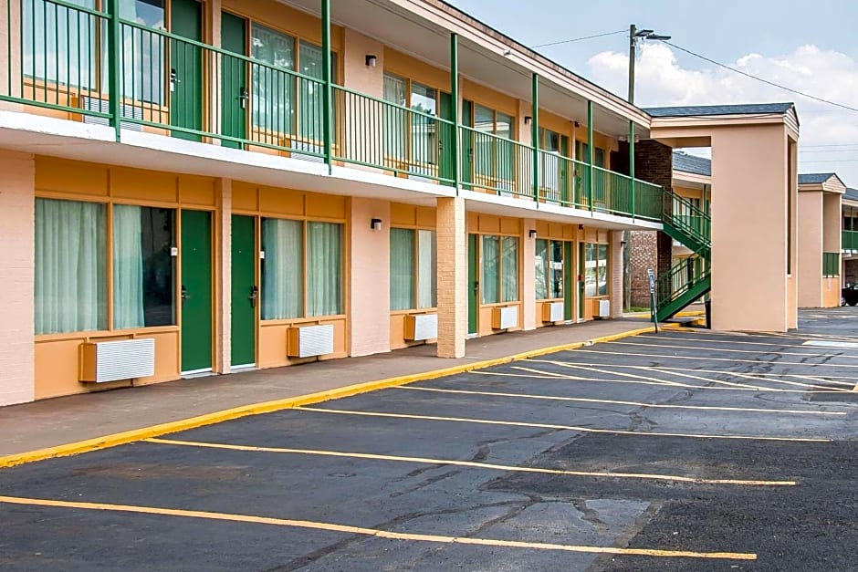 Quality Inn Hinesville - Fort Stewart Area, Kitchenette Rooms - Pool - Guest Laundry