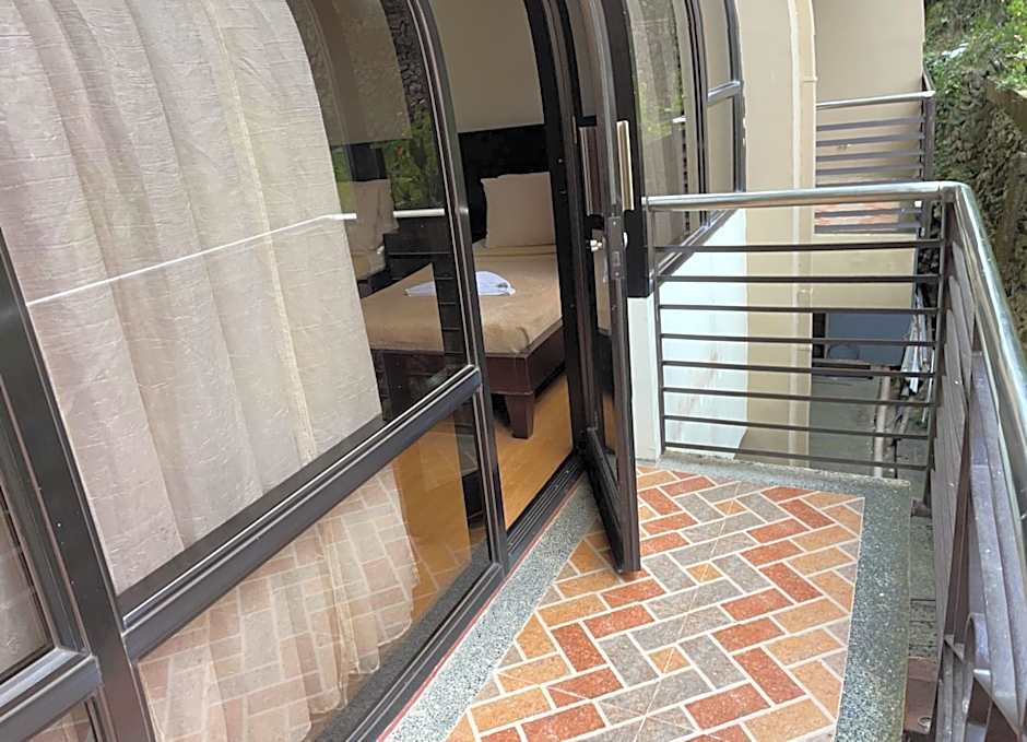 3 Pax Charming Foggy Cold Breeze, Cozy Gardenville Hotel