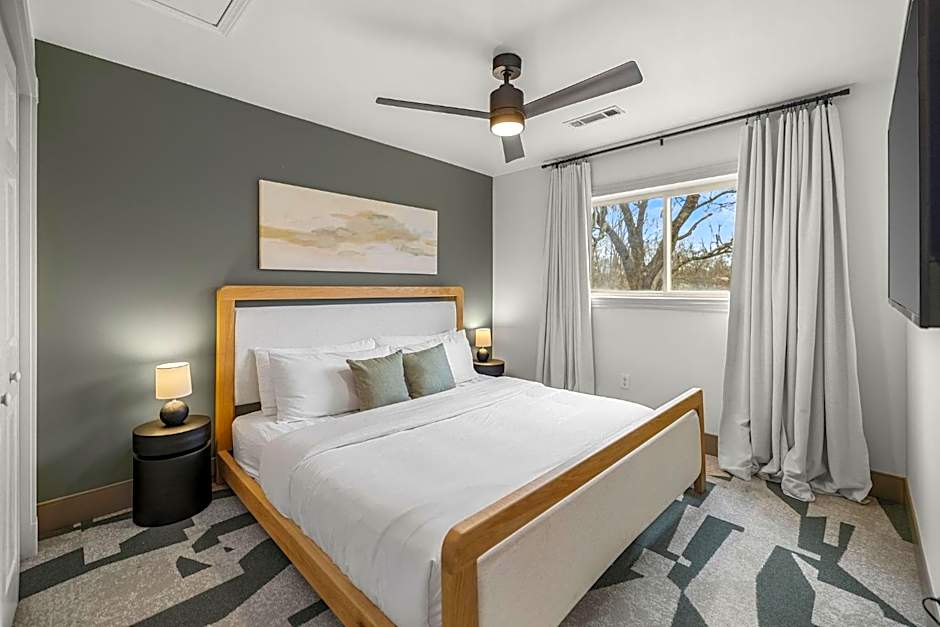 Photo 1 of 13 of Suite, Lake View