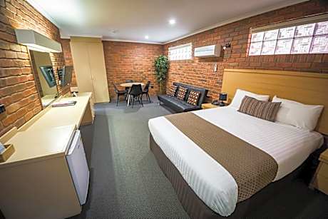 Family Room (2 Adults + 3 Children)