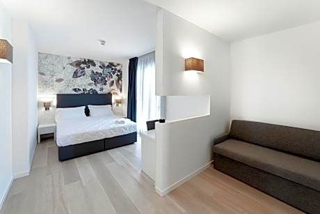 Deluxe Suite with Lateral Sea View