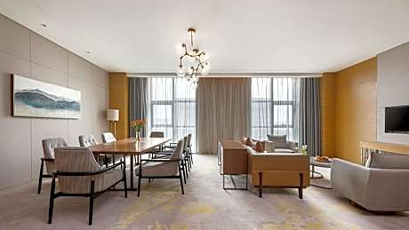 One-Bedroom Suite with Dining and Meeting Area