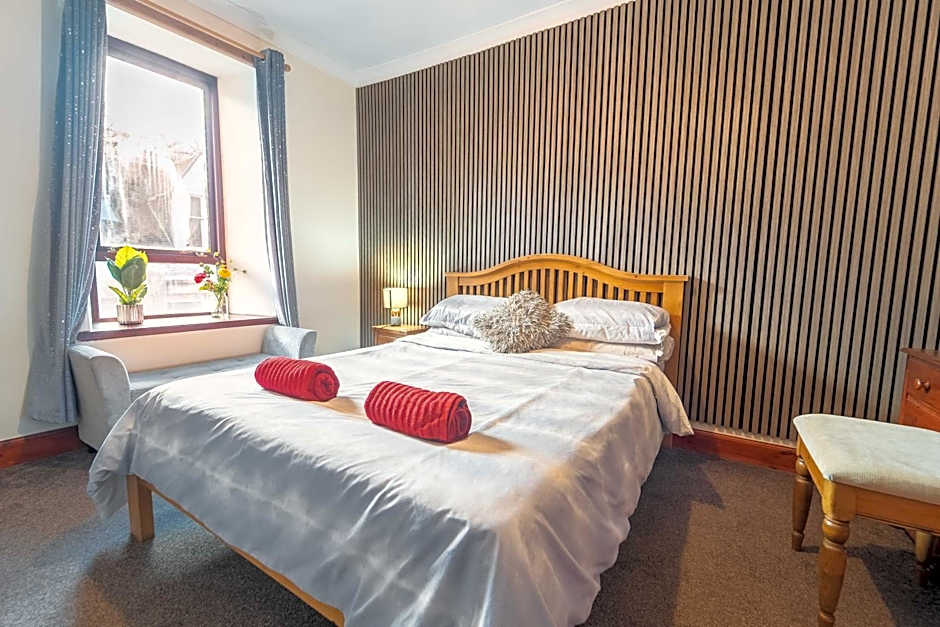 Prime location rooms in high street