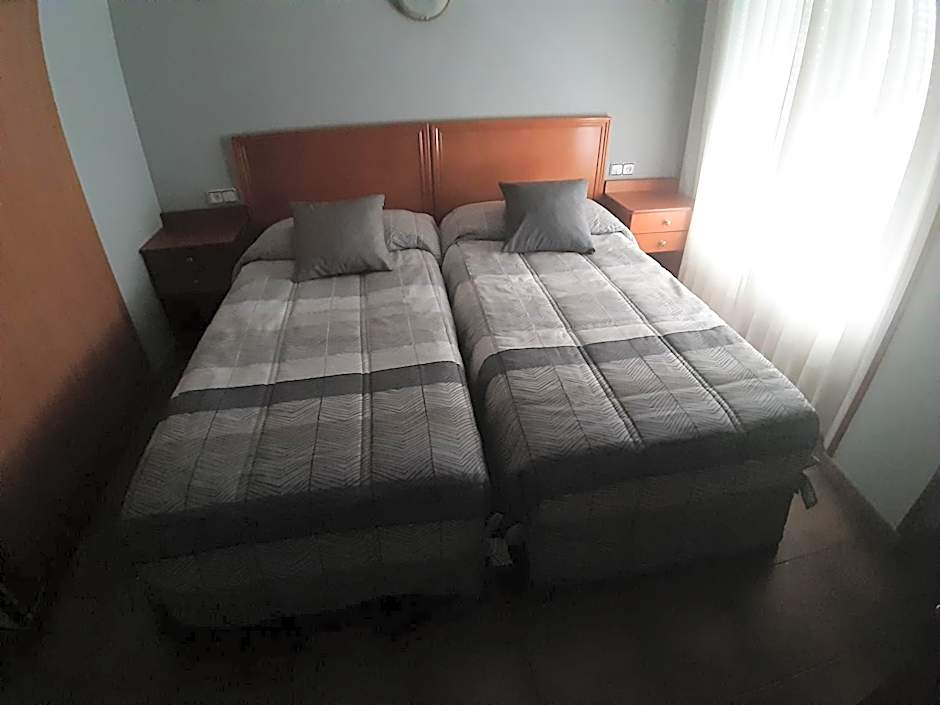 Hotel Los Leones, el más cercano a Warner