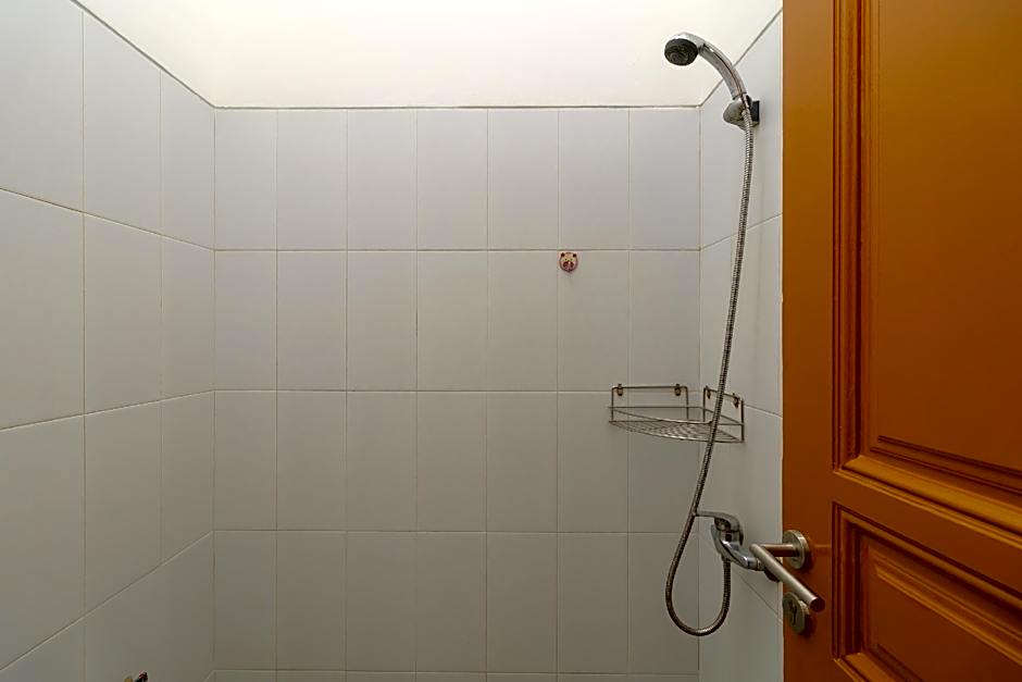 RedDoorz near Kejaksan Station Cirebon 2