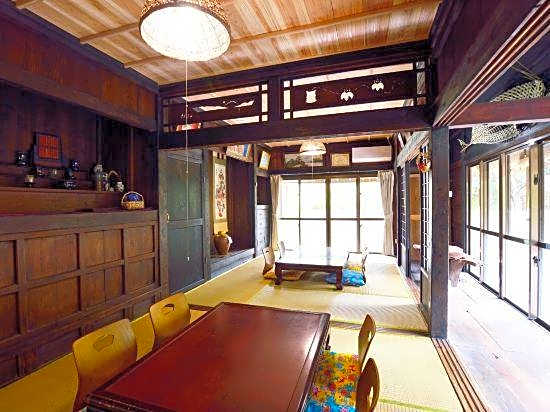 Nerome01 Okinawan Traditional House in Yambaruvs