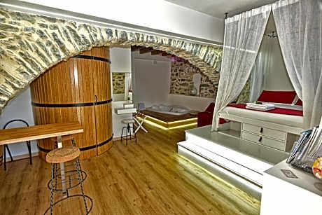Queen Suite with Spa Bath