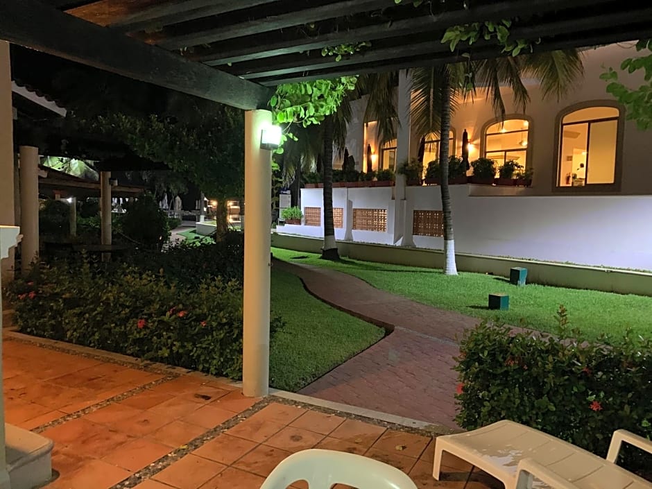 VILLA PARA 5P 4A 1M dentro del Hotel a un lado del Krystal IXTAPA Con Playa WiFi