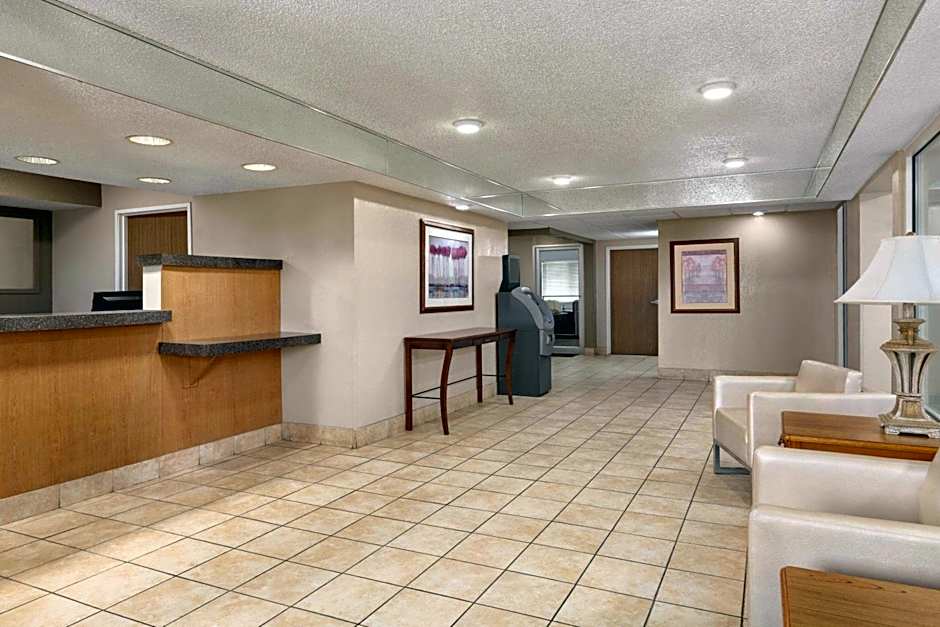 Super 8 by Wyndham Joliet I-55 N/Chicago