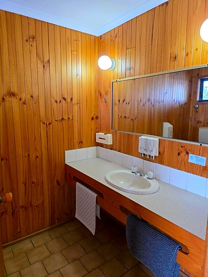 Country Roads Motor Inn