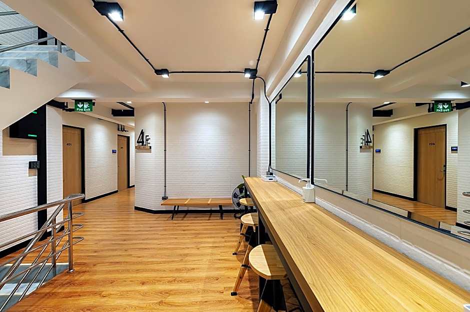 Siam Subway Hostel and Cafe