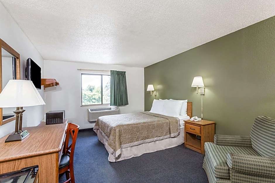 Photo 1 of 4 of 1 Queen Bed, Nonsmoking