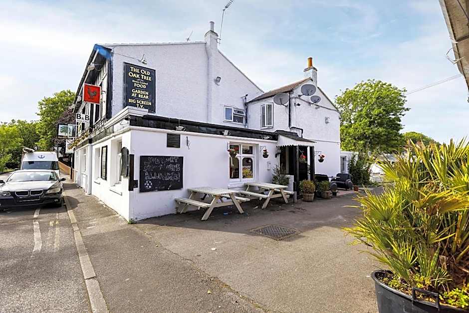 OYO Old Oak Tree Inn