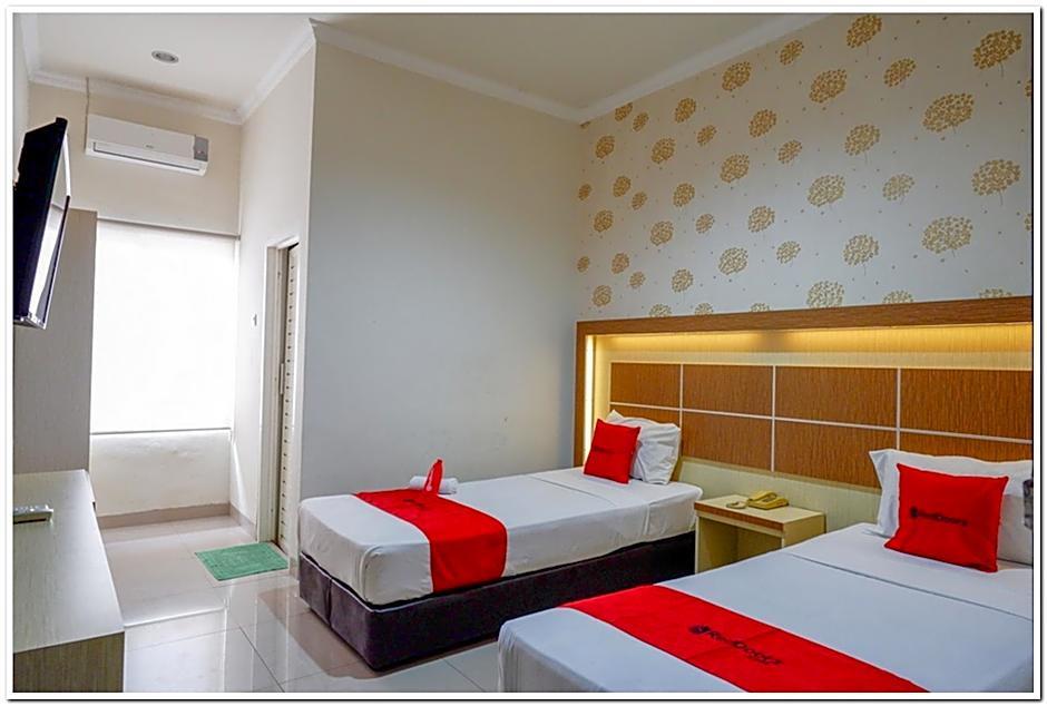 RedDoorz @ Hotel Bumi Palupy