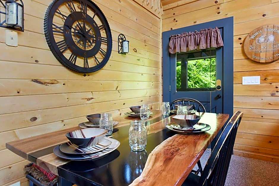 Ryes and Shine Bootlegger's Cabin! Hot Tub* Pool* Arcade* Billiards *EV * Pet Friendly