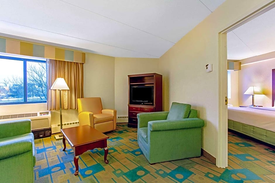 La Quinta Inn & Suites by Wyndham Boston Somerville