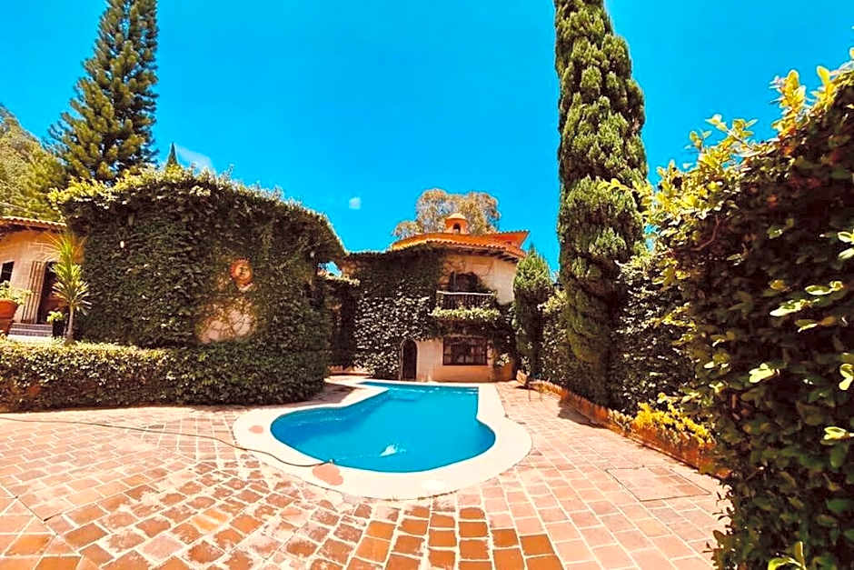 Residencia estilo Californiana Jardín de los Soles