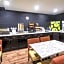 La Quinta Inn & Suites by Wyndham Brooklyn Central