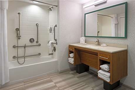 1King Mobilty/Hearing Access Tub Suite Nosmk