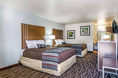Quadruple Room with Two Queen Beds - Disability Access/Non Smoking