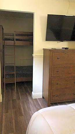 Deluxe Room (2 Adults + 1 Child)