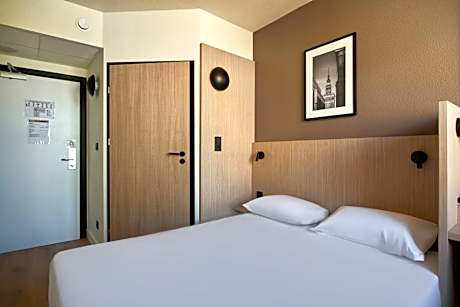 Standard Room - 1 Queen Bed