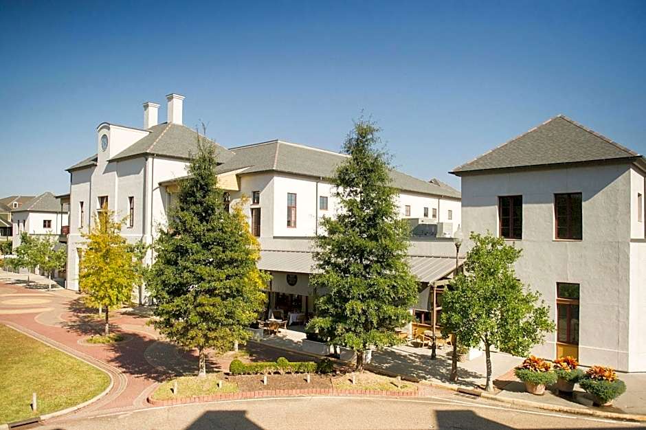 Carriage House Hotel