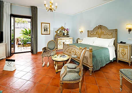 Family Room with Terrace and Side Sea View
