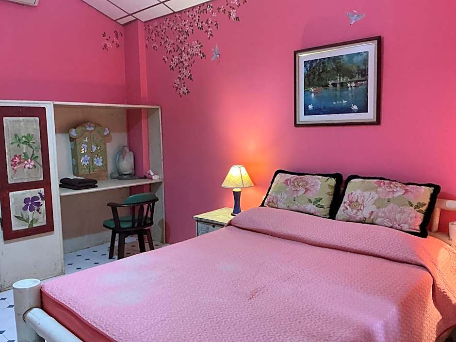 Deluxe 1 Queen Bed — 4 fotoğraftan 1. fotoğraf