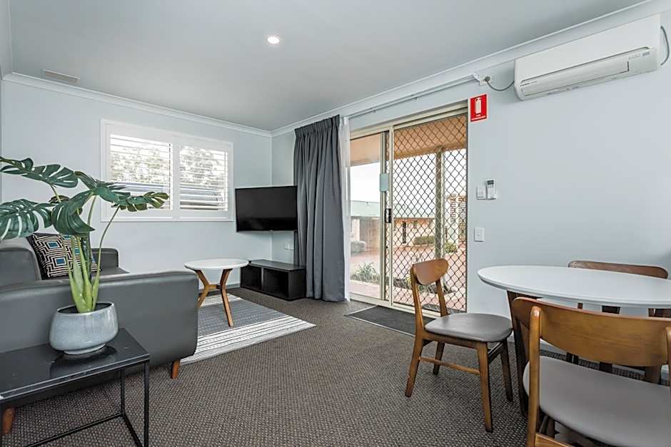 Quality Suites Banksia Gardens WA