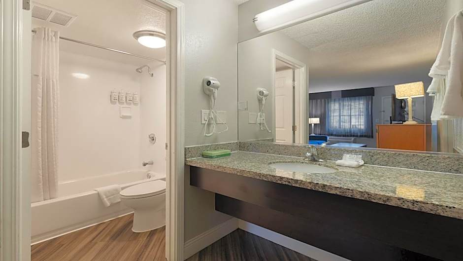 Howard Johnson by Wyndham Sacramento Downtown