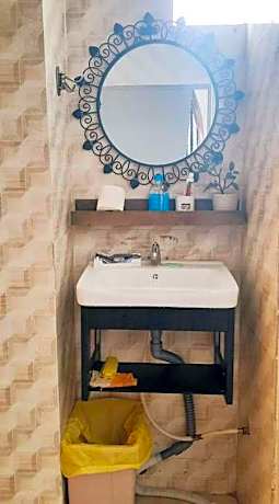 Single Room with Shared Bathroom - No Window