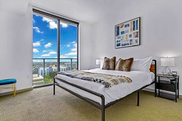 Modern Luxury 2 Bed with Panoramic City Views in Downtown LA