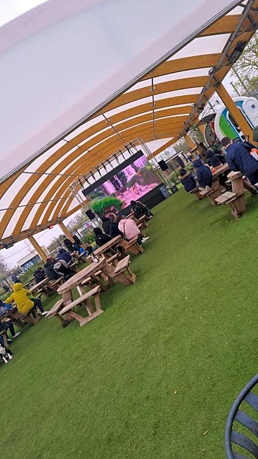 Luxury caravan and Tattershall lakes with private hot tub and WiFi